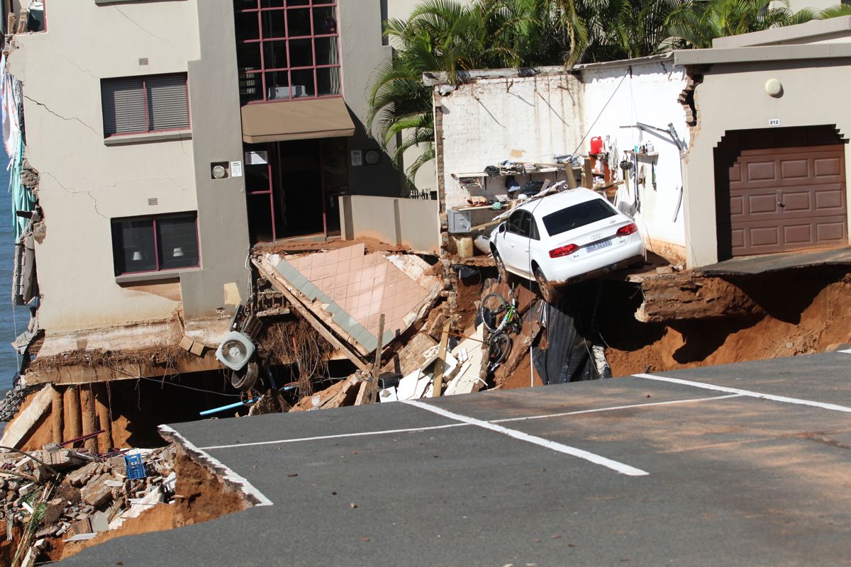 I slutten av mai ble mer 300 mennesker evakuert fra hjemmene sine i Durban i Sør-Afrika som følge av kraftig regn, flom og gjørmeskred. Det skjedde kun uker etter at en storflom drepte mer enn 400 mennesker og fordrev mer enn 40.000 i KwaZulu-Natal-provinsen i landet. Foto: AP / NTB