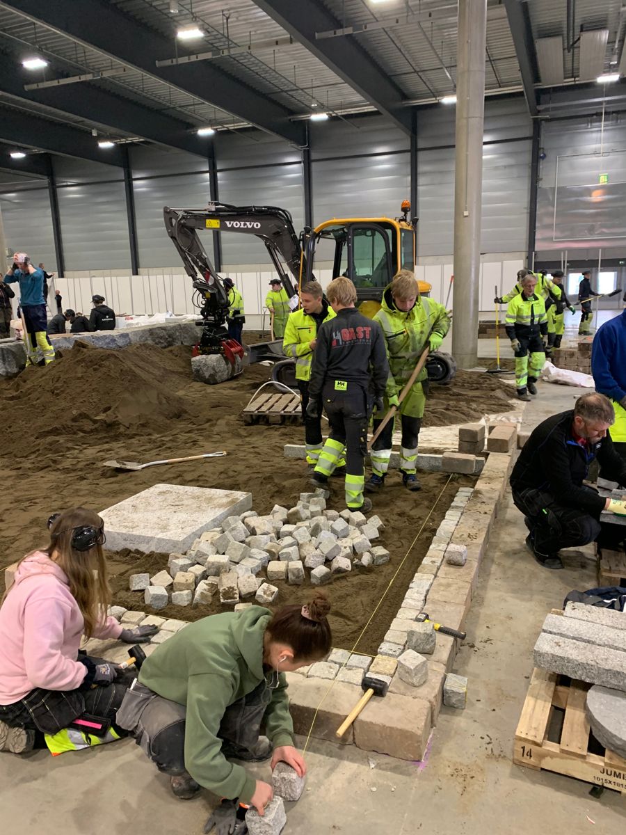Sammen med anleggsgartnerelever fra flere videregående skoler bygger Naml Øst en stor utstillingshage til Hagemessen på Lillestrøm. Foto: Marit Sagen