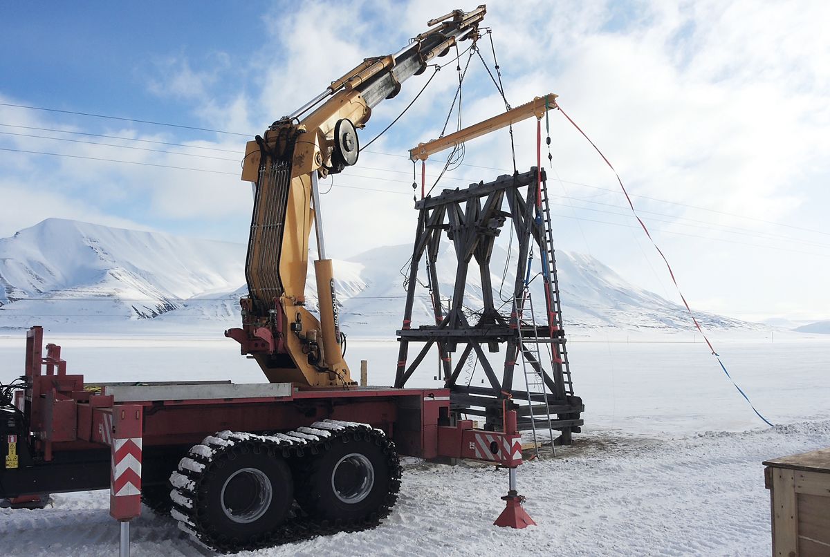 Kranen som benyttes i kulturminneprosjektet på Svalbard, er aldri blitt bygget eller testet før. Foto: Store Norske.