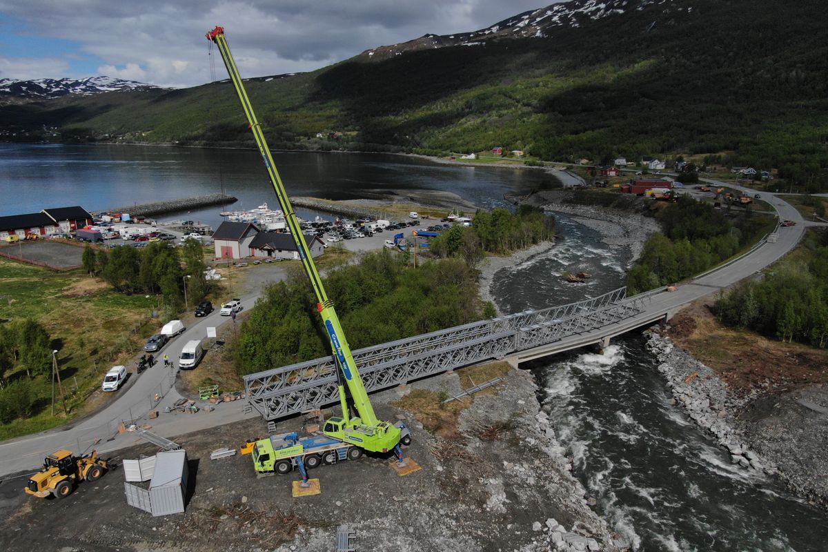 Arbeidet med å få på plass en midlertidig bru over Badderen på E6 i Nord-Troms gikk raskere enn ventet. Foto: Frode Lyng Hansen / Statens vegvesen / NTB