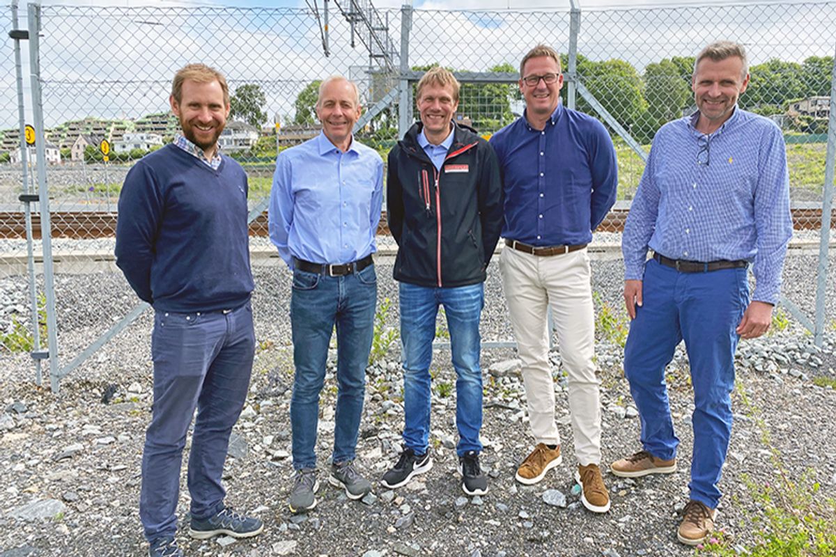 Christian Lunde (prosjektleder, Grimsrød), Olav Stokkeland (avd.leder, Grimsrød), Magnar Kristiansen (daglig leder, Grimsrød), Eirik Harding Hansen (prosjektsjef Bane Nor), Rune Julsen (delprosjektleder Bane Nor). Foto: Øystein Stavdal Paulsen, Bane Nor