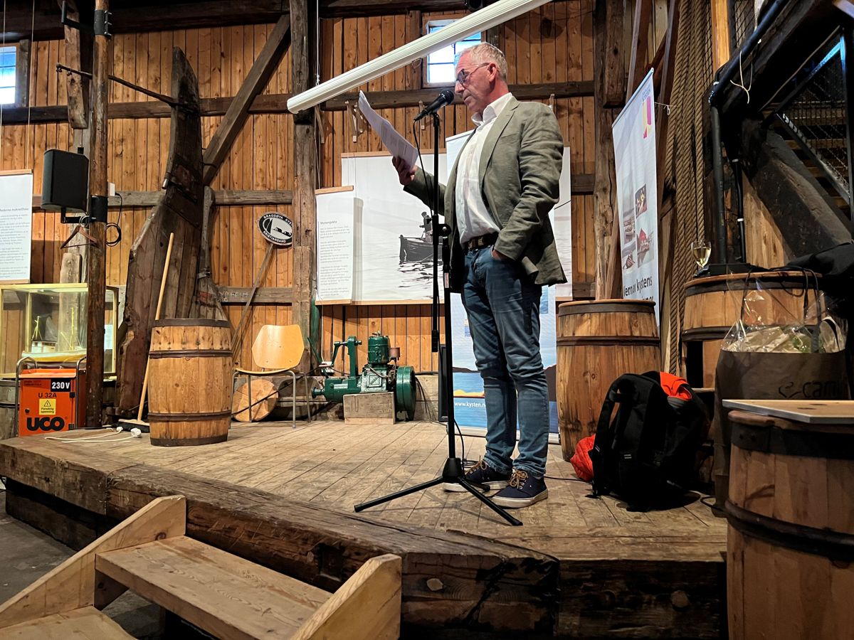 Svein Eriksson fra Norcem delte ut prisen torsdag kveld. Foto: John-Erik Reiersen