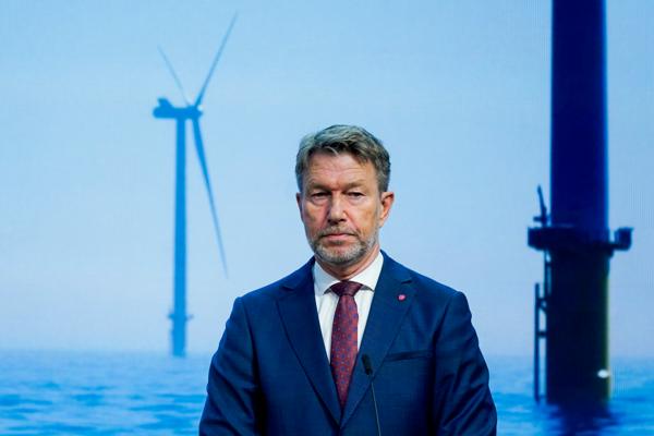 Olje- og energiminister Terje Aasland (Ap) sier det ikke er uenighet innad i regjeringen om de såkalte hybridkablene og at det er en forutsetning at mye av kraften fra havvind skal eksporteres. Foto: Lise Åserud / NTB
