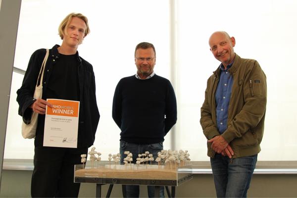 Hauk Hilde Haslum mottok prisen av Hans Olav Meen Nilssen og Per Henning Graff fra Glass og Fasadeforeningen. Foto: Ina Authen