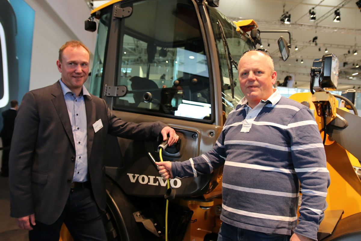 <p>Tom Engebretsen, direktør salgssupport i Volvo Maskin (t.v) og Are Ellefsrud, fagansvarlig maskin i Veidekke, var begge storfornøyde med el-maskin handelen.</p>
