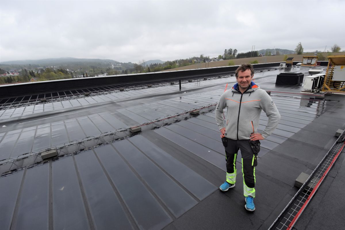 Håvard Krogstadmo i OneCo Elektro sier de har installert 1.134 solcellepaneler på Røykenbadet i Asker.