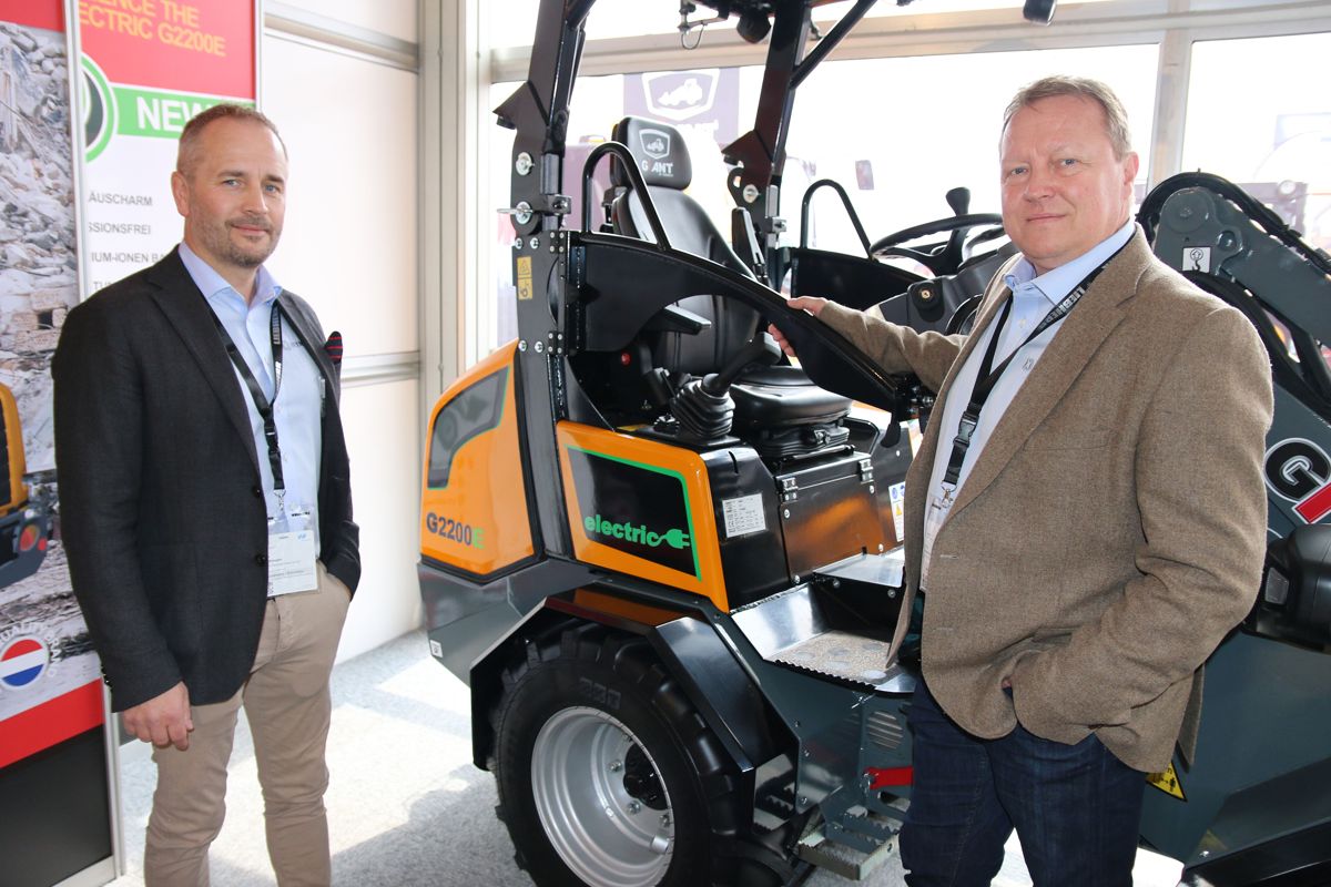 Utleiesjef Torgeir Nustadhaugen og produktsjef Stig Hågensen i Hymax ser frem mot å få Giant sin elektriske minlaster til Norge.