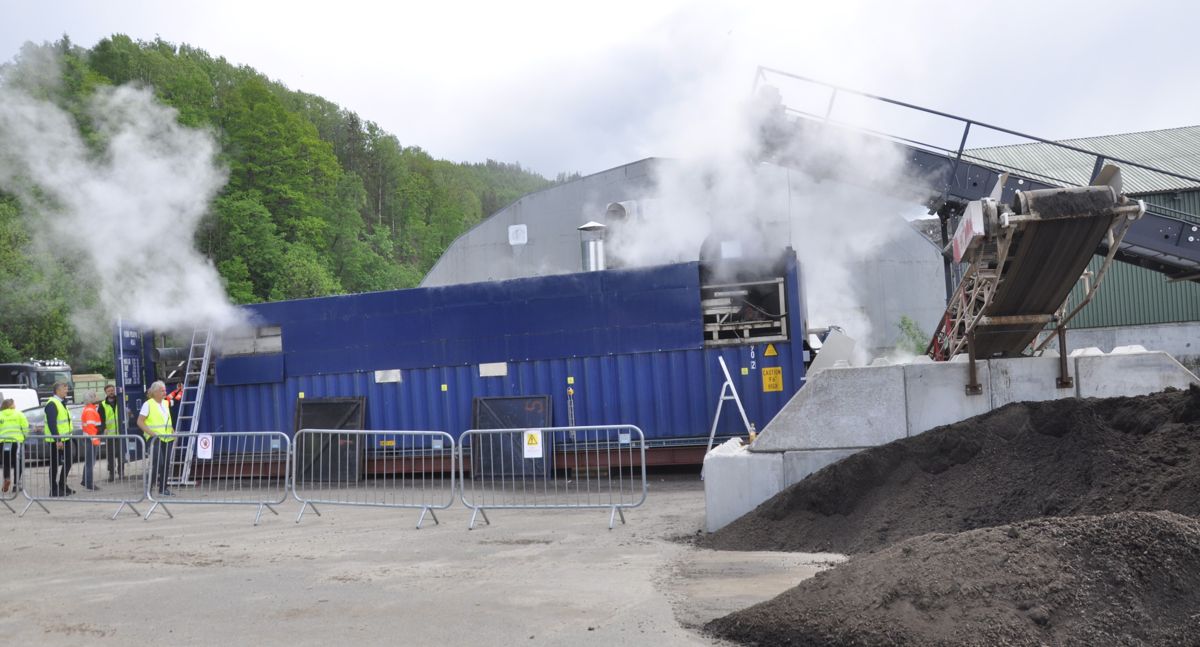 Uren jord vaskes i dampbad i noen minutter på oppimot 100 grader. Ren jord blir resultatet som kan gjenbrukes i veianlegget. Foto: Kjell Wold