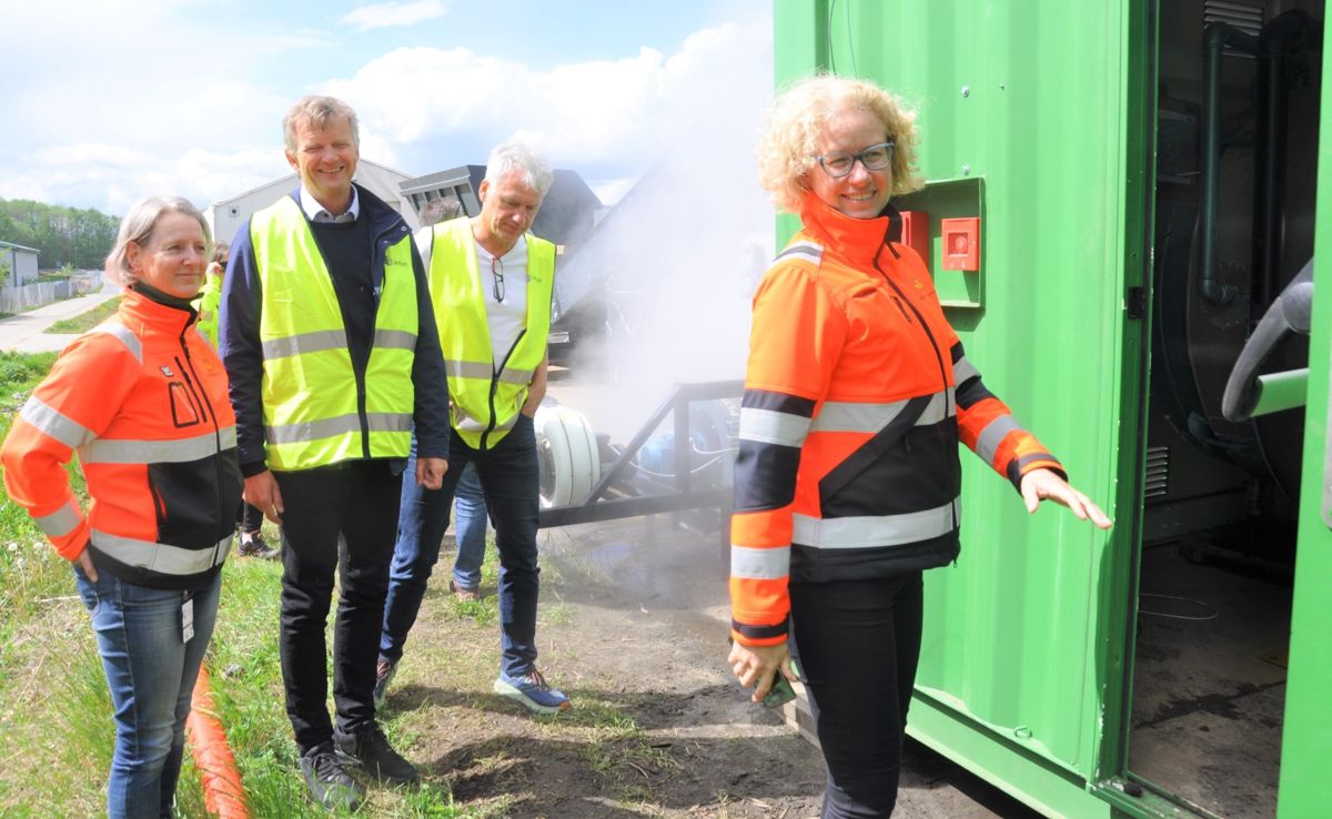 Fra venstre delprosjektleder i Statens vegvesen, Vibeke Malvik, daglig leder i Soil Steam Oddbjørn Bergem, forskningsleder ved Lindum Thomas Hartnik og fagressurs ytre miljø ved Oslofjordprosjekltet Benedikte Oliver, kikker med interesse på "jord-vaskemaskinen" i full drift. Foto: Kjell Wold