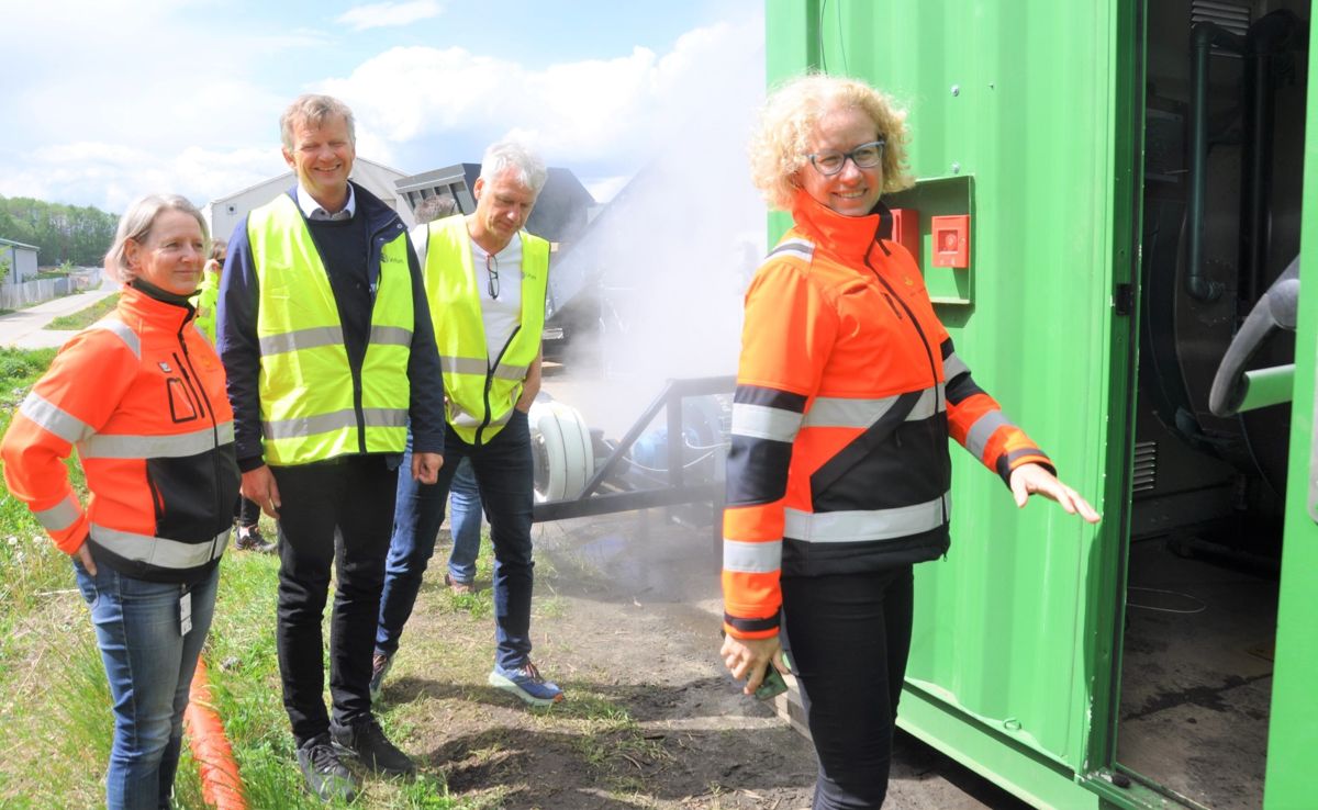 Fra venstre delprosjektleder i Statens vegvesen, Vibeke Malvik, daglig leder i Soil Steam Oddbjørn Bergem, forskningsleder ved Lindum Thomas Hartnik og fagressurs ytre miljø ved Oslofjordprosjekltet Benedikte Oliver, kikker med interesse på "jord-vaskemaskinen" i full drift. Foto: Kjell Wold