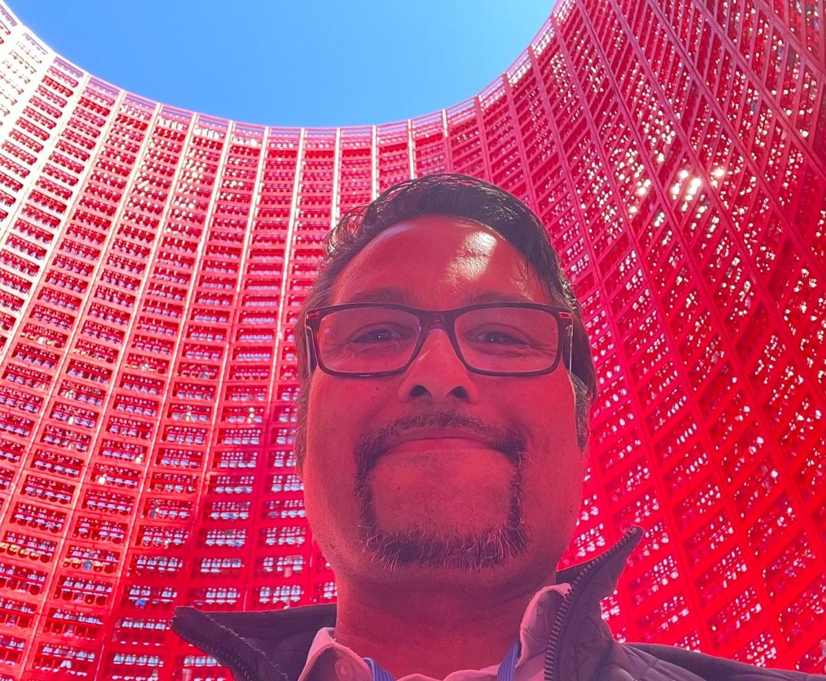 Danilen Siraj fra messebidraget til OBOS under H22-messen i Helsingborg, et 11 meter høyt tårn bygget av røde flaskekasser. Foto: Privat