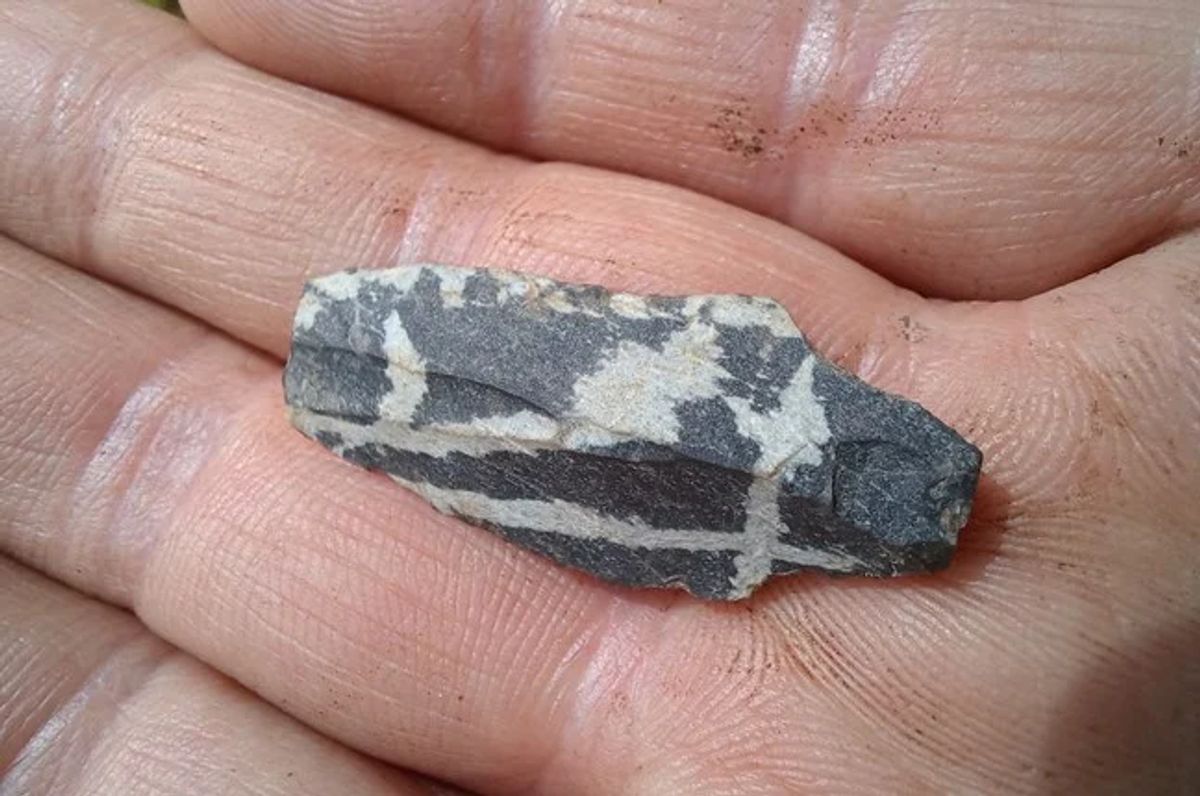 Arkeologene har blant annet funnet en pilspiss fra yngre steinalder. Foto: Vestland fylkeskommune