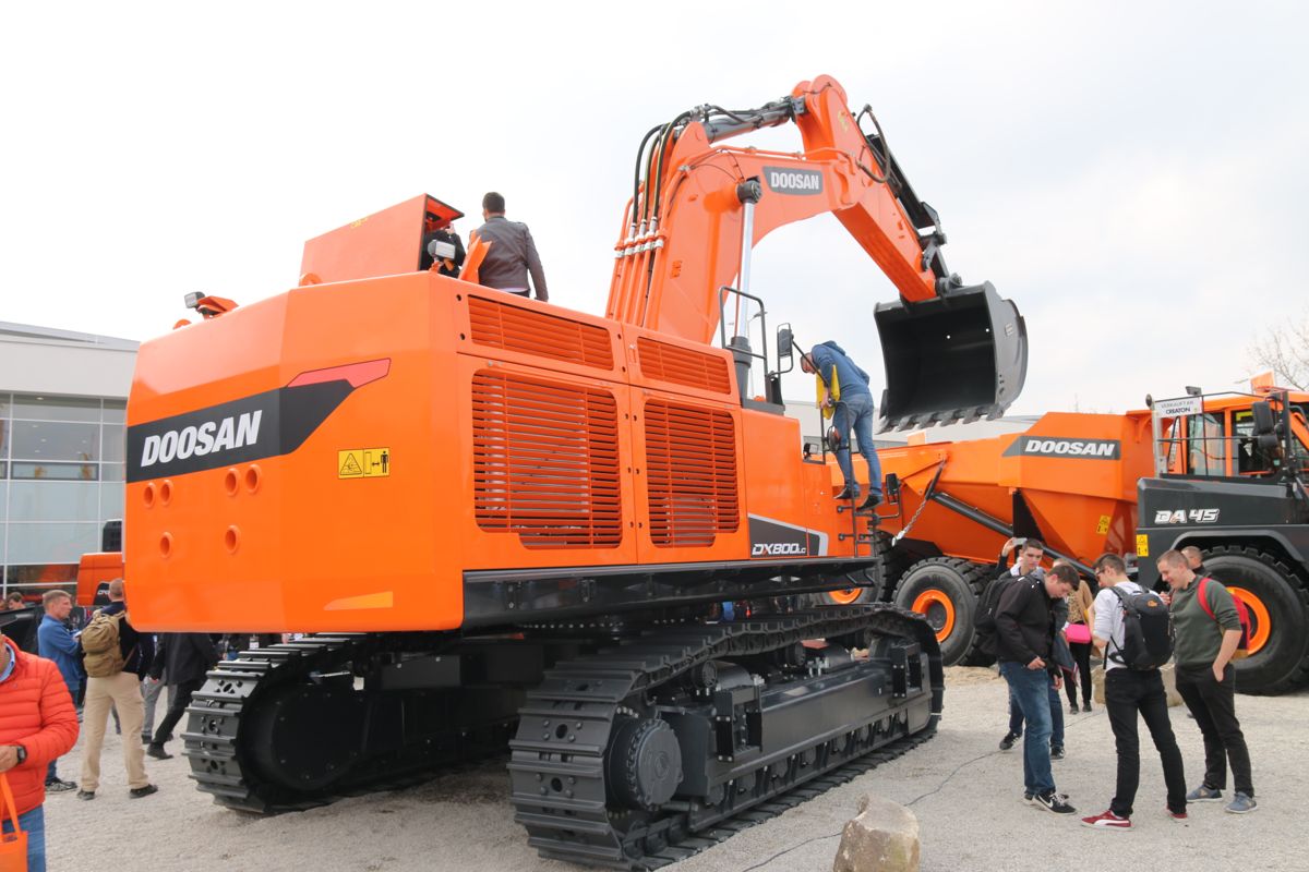 Bauma er første gangen Doosan viser den nye 80-tonns graveren DX800LC.