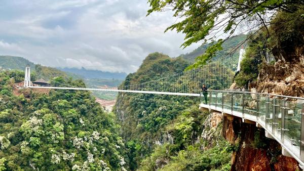 Bach Long-brua i Vietnam har fått et innrammet dokument fra Guinness rekordbok som slår fast at den er verdens lengste glassbru. Foto: Mộc Châu Island Park and Resort