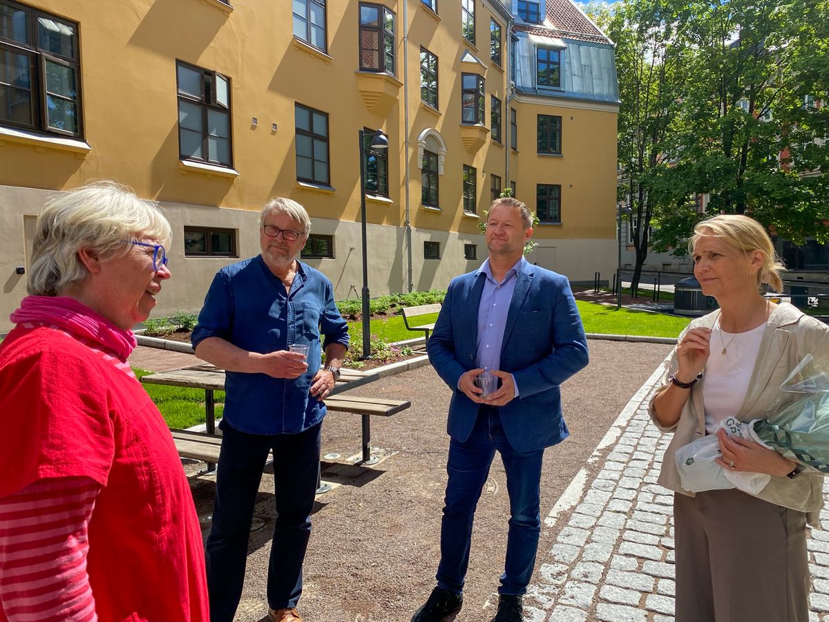 Byantikvar Janne Wilberg, arkitekt Tom Wassum fra Arkitektskap AS, direktør porteføljeutvikling Mads Valen-Sendstad og administrerende direktør Marit J. Leganger i Boligbygg. Foto: Boligbygg