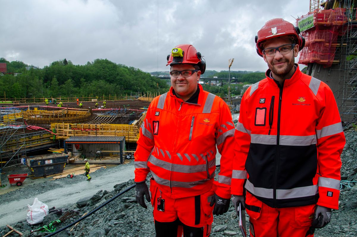 Prosjektleder Martin Jusnes Engum (til høyre) og hovedbyggeleder Karl Gunnar Sødal. Foto: Statens vegvesen