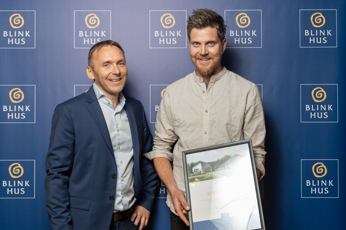 Jørn Flågan (t.h.) i Blink Hus Sigdal ble årets tømrer. Her sammen med Svein Helge Skogheim i Blink Hus.