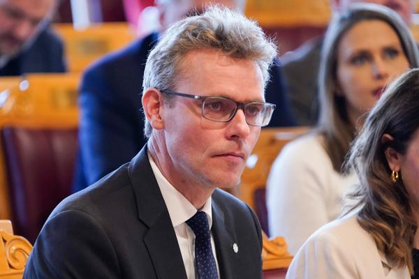 Forsknings- og høyere utdanningsminister Ola Borten Moe (Sp) vil flytte myndigheten til å legge ned studiesteder fra styrene ved universitetene og høyskolene til regjeringen. Foto: Torstein Bøe / NTB