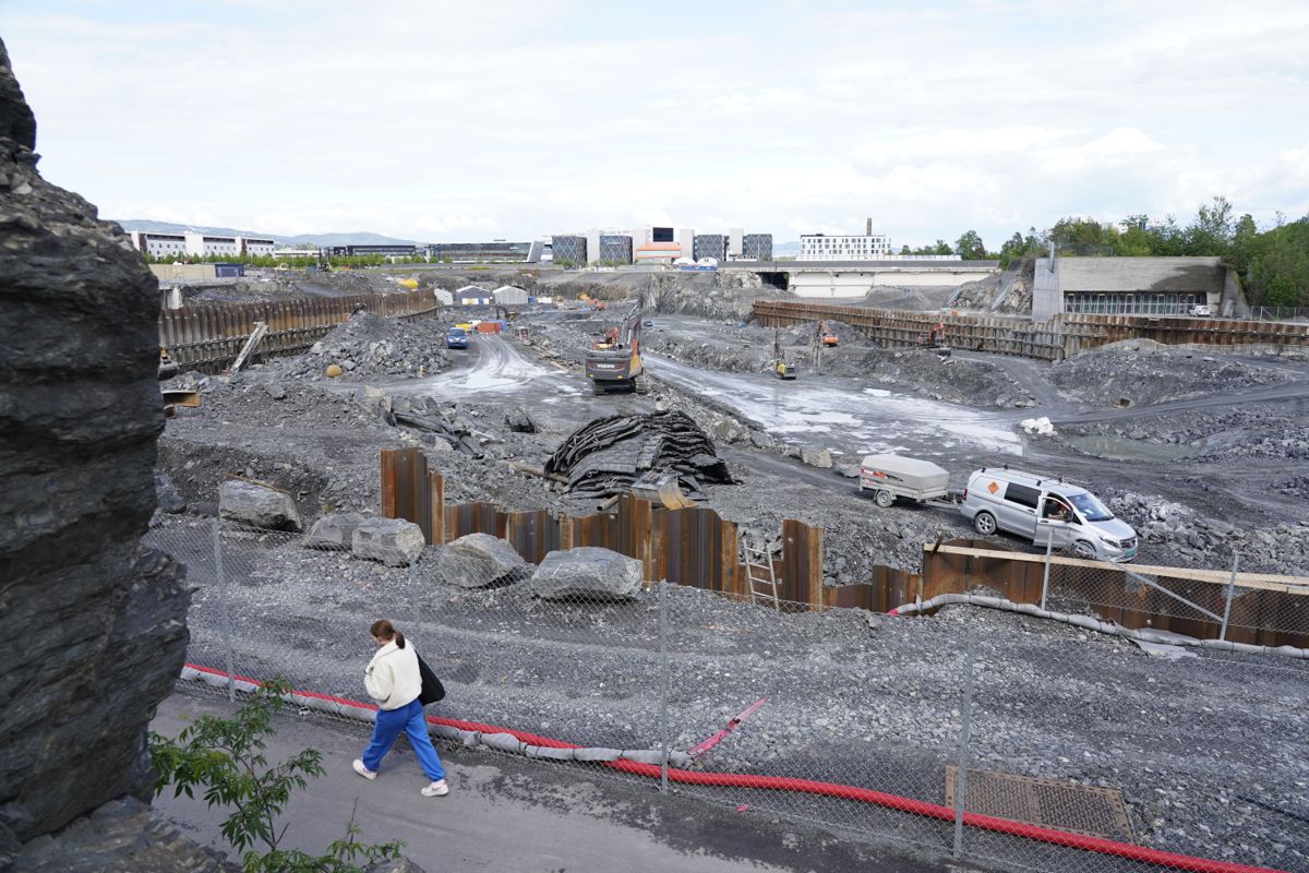 Byggingen av Fornebubanen er allerede i gang flere steder. Her fra et digert hull på Fornebu som nå graves ut. Foto: Gorm Kallestad / NTB