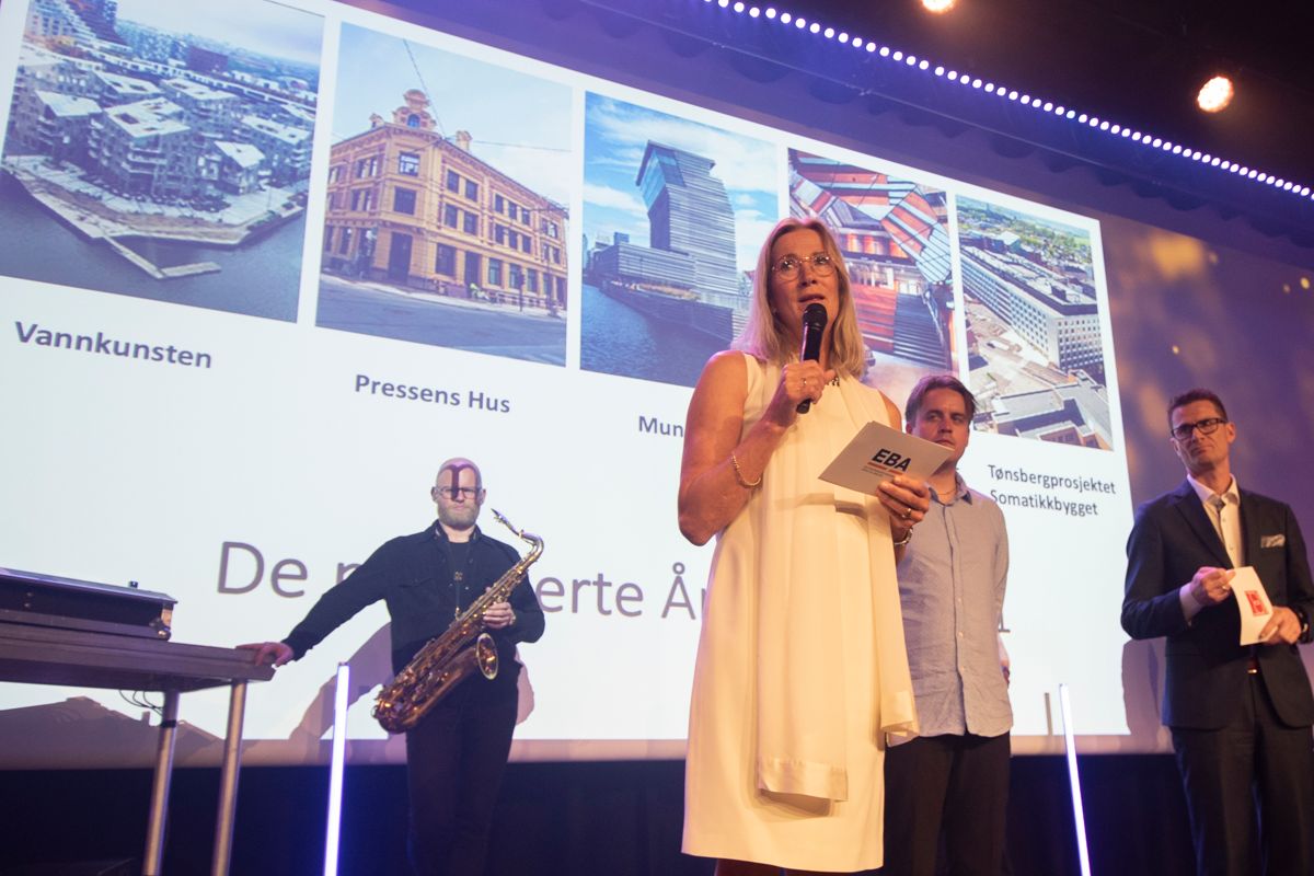 Avtroppende EBA-sjef Kari Sandberg delte ut prisen for Årets Bygg.
