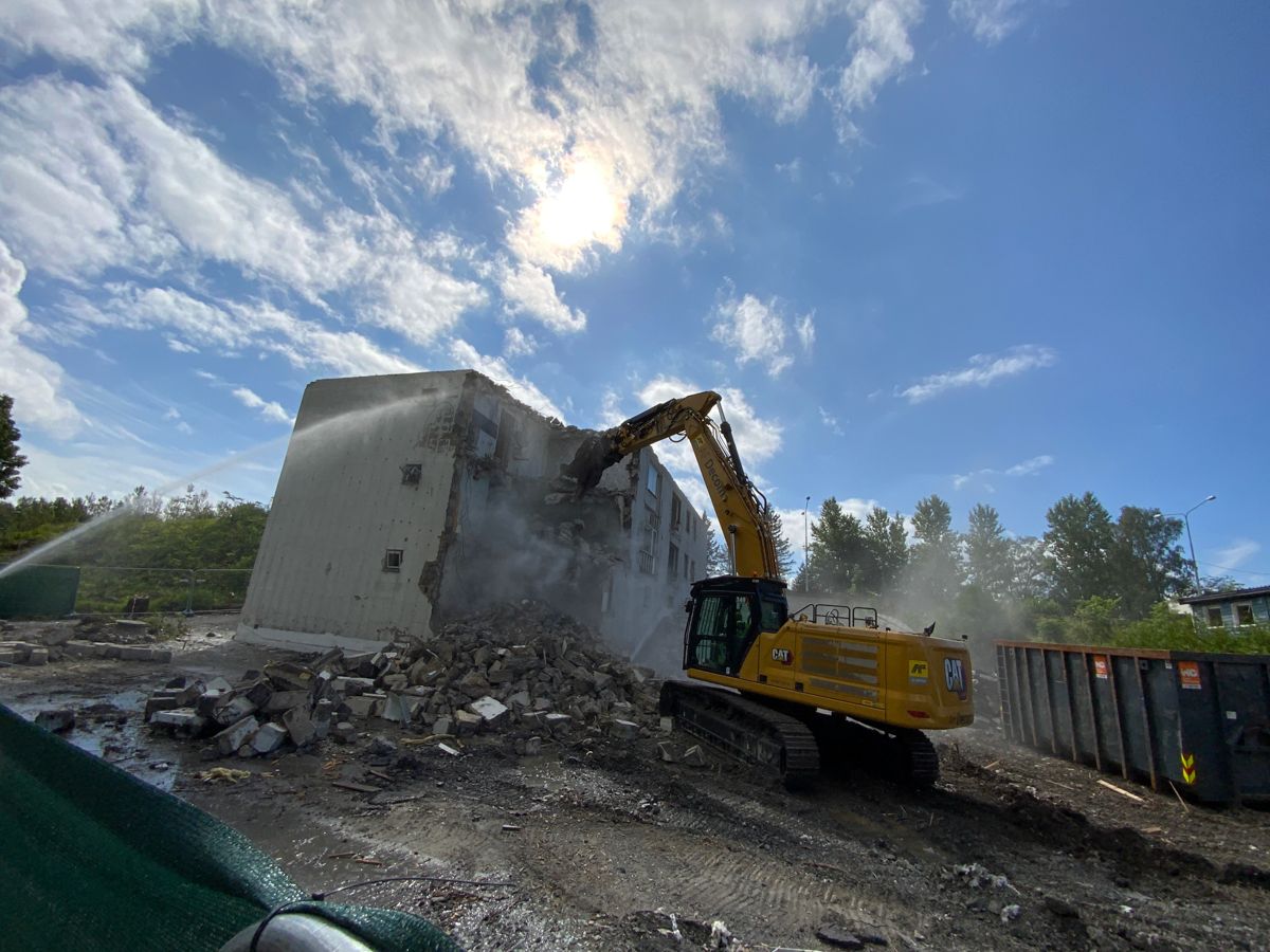 Rundt 130 bygninger er revet og 80 tonn asbest pluss andre miljøgifter er fjernet mellom Fornebukrysset og Strand. Foto: Lars Ole Andersen