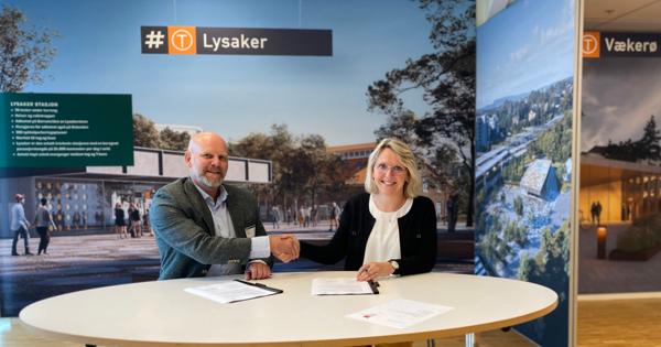Direktør i Veidekke Anlegg, Neal Nordahl, og direktør i Fornebubanen, Irene Måsøval, signerer kontrakten for tunnelarbeider fra Lysaker til Vækerø. Foto: Fornebubanen