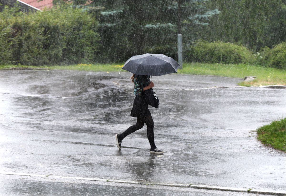 Fra mandag ettermiddag til tirsdag morgen er det fare for både styrtregn, lyn og torden på Østlandet. Foto: Vidar Ruud / NTB