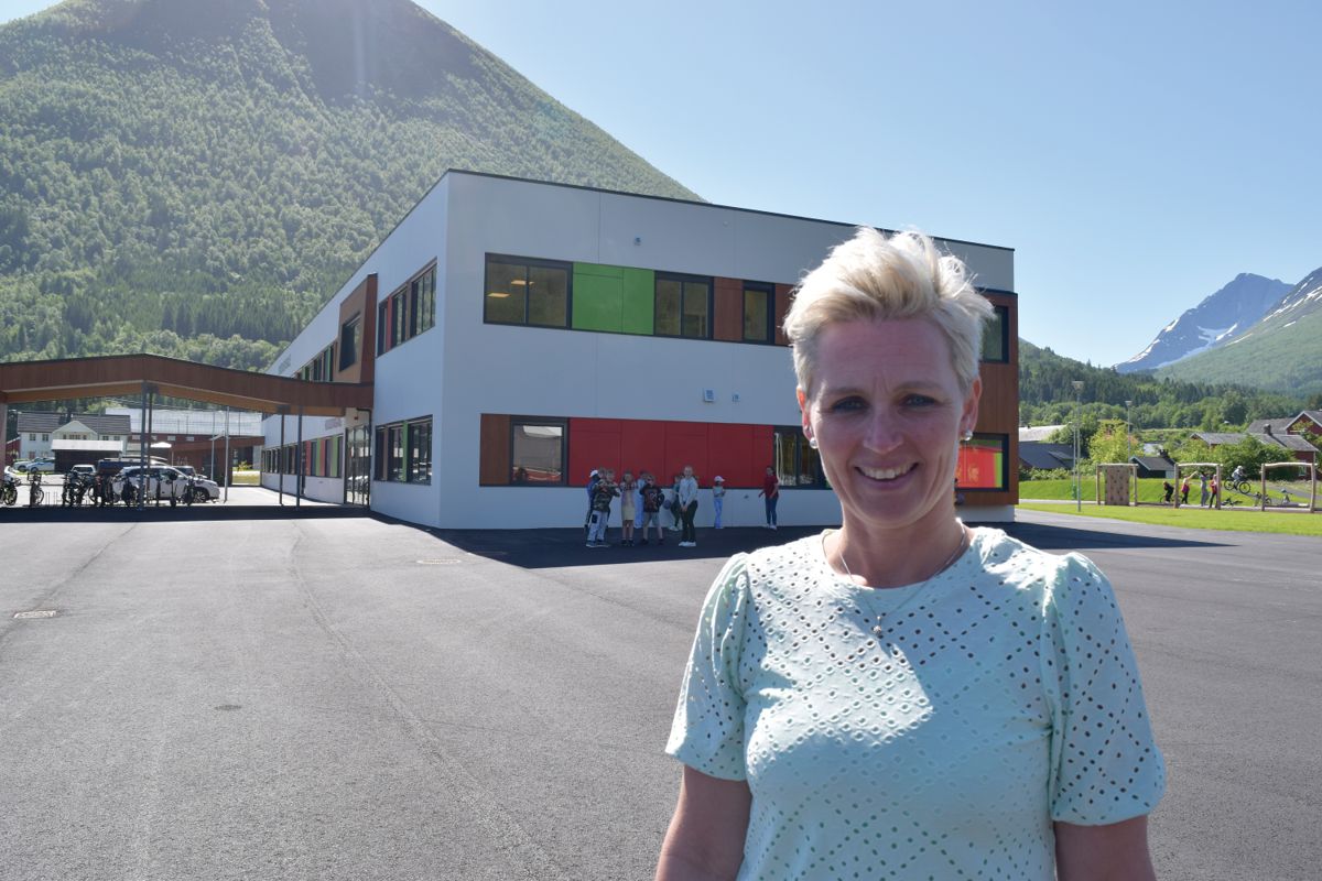 Rektor Ingrid Sylvia Renberg er godt fornøyd med det nye skolebygget til Måndalen skule.