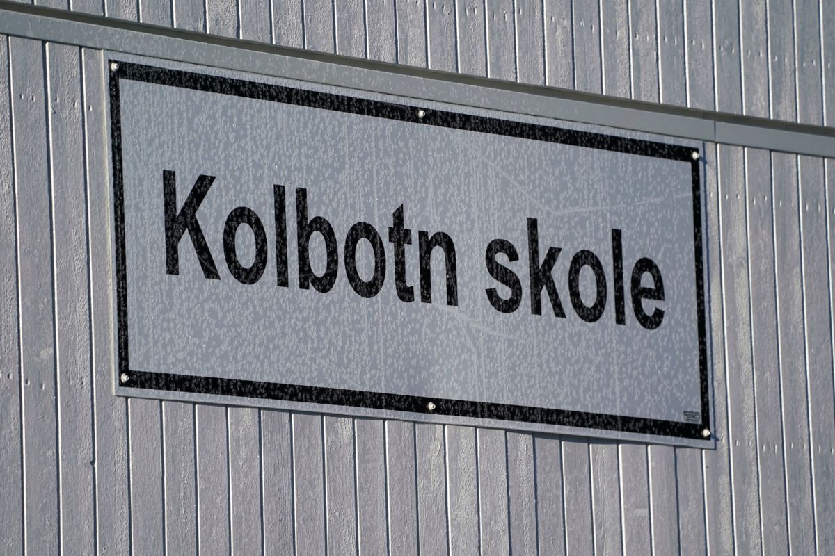 Rektoren ved Kolbotn skole i Nordre Follo kommune forteller at få parkeringsplasser har gjort at lærere har sluttet og funnet seg jobb andre steder. Foto: Lise Åserud / NTB