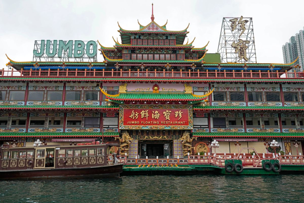 Jumbo Floating Restaurant har flyttet lokasjon fra havna i Hong Kong til en jumboplassering på bunnen av Sør-Kinahavet. Foto: AP Photo/Kin Cheung