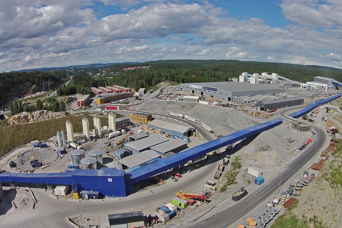 Fabrikkene på Åsland er snart jevnet med jorden. Anleggsområdet og området bak er bygget opp med tunnelmasse og skal bli natur- og friluftsområde. Foto: Bane Nor