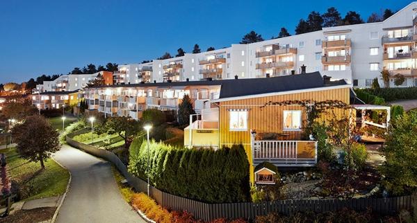 Prisene for brukte OBOS-boliger i Oslo falt med 0,2 prosent fra mai til juni. Her fra Liakollen borettslag på Holmlia. Foto: Ivan Brodey / OBOS