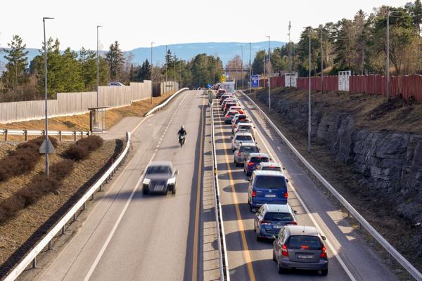 Trygg Trafikk mener at mer bruk av talekommando i biler kan øke oppmerksomheten i trafikken. Foto: Torstein Bøe / NTB