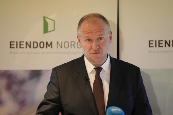 Administrerende direktør i Eiendom Norge Henning Lauridsen la tirsdag fram boligprisstatistikken for juni. Foto: Beate Oma Dahle / NTB
