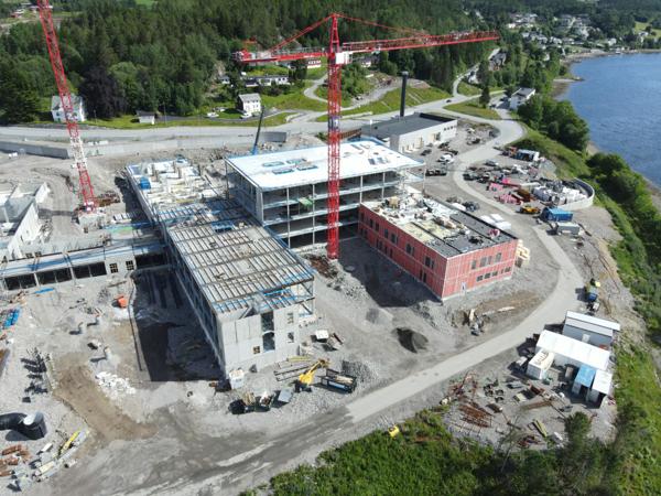 Det nye akuttsjukehuset på Hjelset tar form. Her forfra mot akuttbygget. Foto: HENT