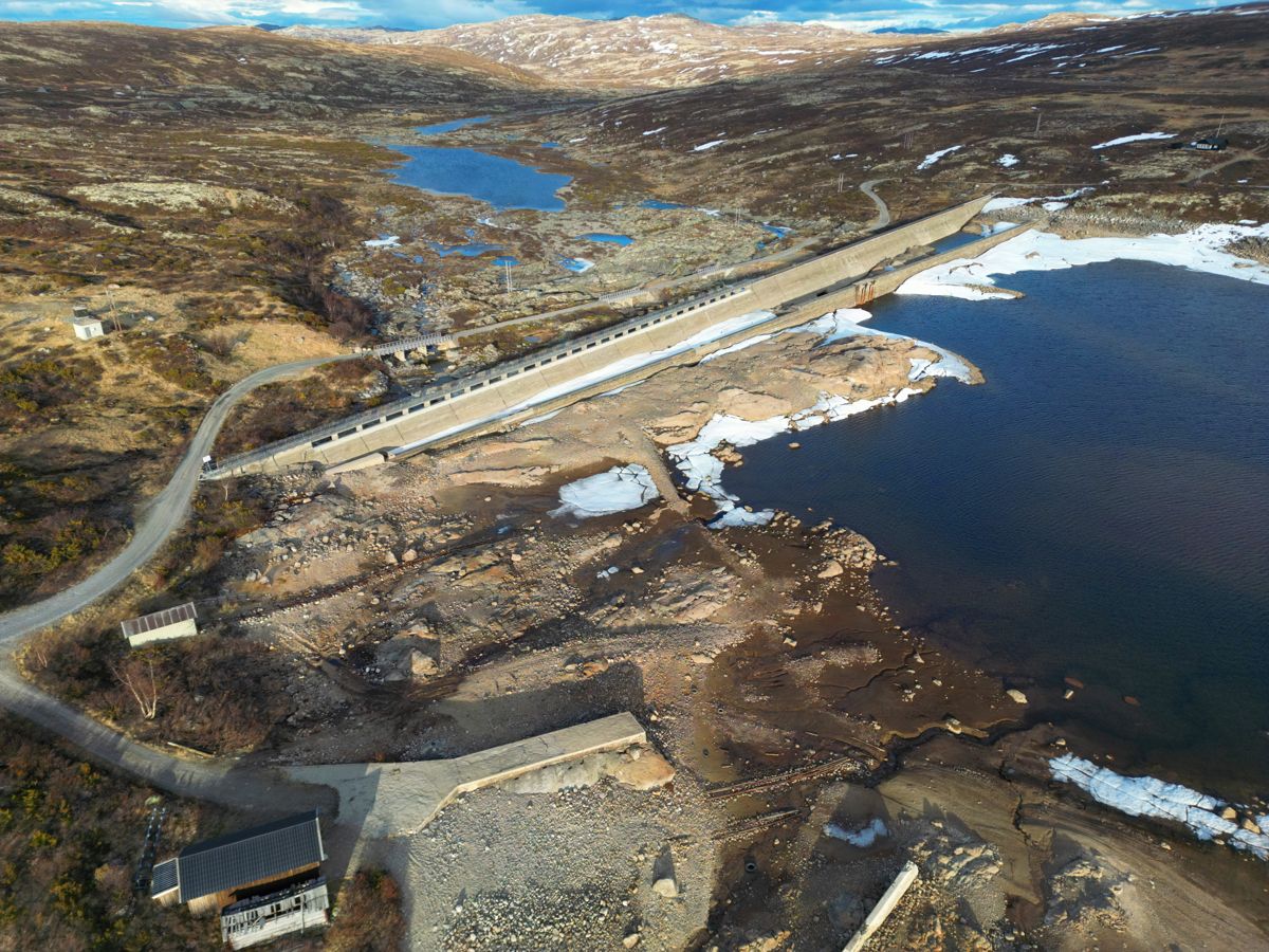 Lav vannstand i Kalhovdfjorden som er del av flere vann sør på Hardangervidda i Telemark. Den er også en del av Skiensvassdraget, og har utløp er til elva Mår, som renner ned til Tinnsjå. Innsjøen er regulert som magasin for Mår kraftverk og den er oppdemt til samme nivå som Gøystavatnet i sør. Foto: Ørn E. Borgen / NTB