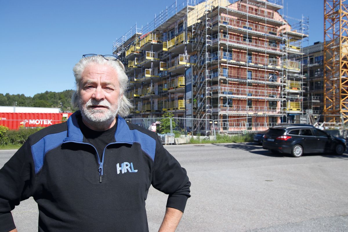 Daglig leder Frode Antonsen i HRL foran et av de største prosjektene de har under bygging, Frednes Brygge 2 i Porsgrunn.
