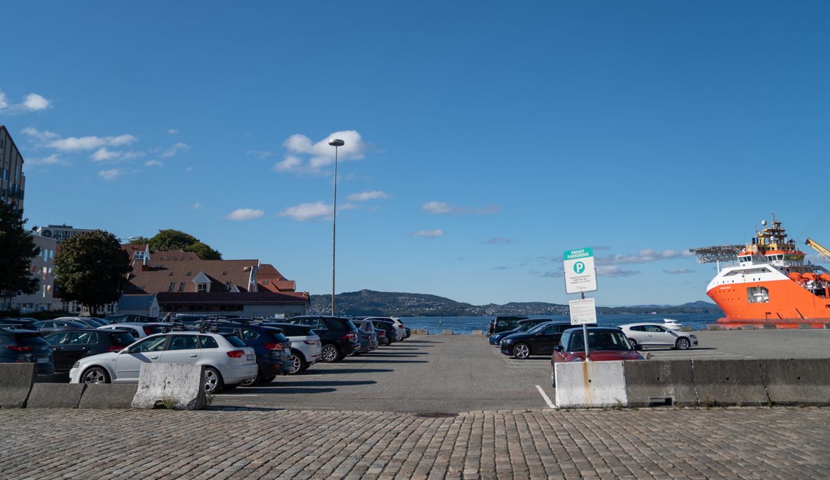Nordre Tollbodkai ligger cirka en kilometer fra Torgallmenningen og brukes nå som parkeringsplass. Dette området skal omgjøres til lekeplass i regi av Bergen kommune, gjennom prosjektet Barnas Byrom.