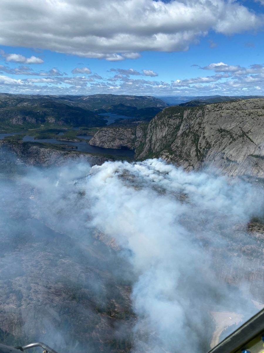 Brannvesenet er optimistiske rundt slukningsarbeidet av skogbrannen i Nissedal i Telemark. Foto: Skogbrann Helikopteret / NTB