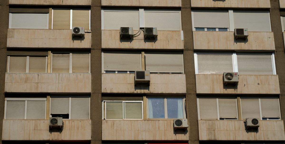 Hetebølgen får også strømforbruket til å stige kraftig, ettersom flere tar i bruk klimaanlegg for å kjøle ned leilighetene sine. Her fra Madrid onsdag. Foto: Paul White / AP / NTB