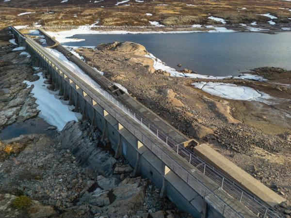 Lav vannstand i Kalhovdfjorden, som er del av flere vann sør på Hardangervidda i Telemark. Foto: Ørn E. Borgen / NTB
