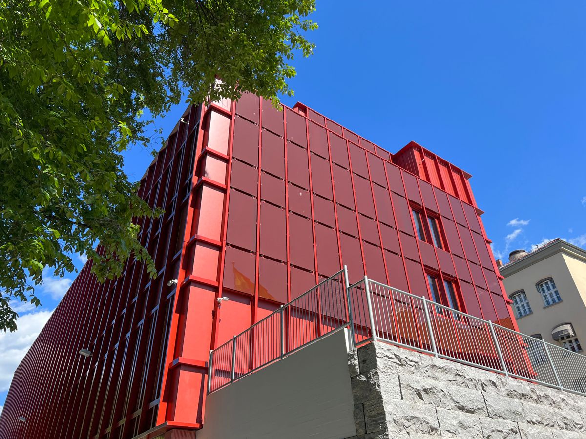 Skolebygget har fått ny rød fasade med integrerte solceller. Foto: Cato A. Mørk / Multiconsult