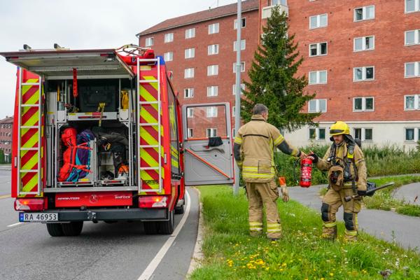 Nødetatene på stedet i Fagerheimgata etter melding om brann. Foto: Beate Oma Dahle / NTB