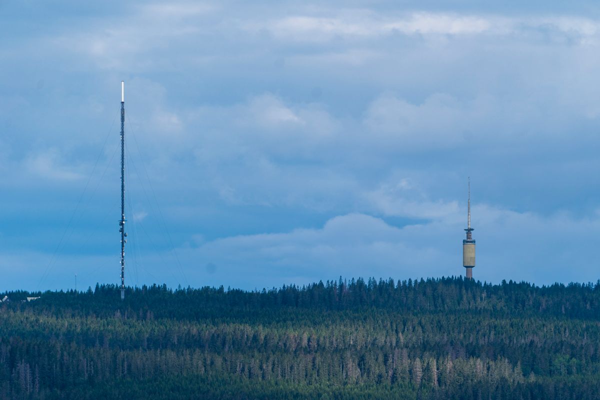 Tryvannsmasten og Tryvannstårnet ruver over Oslo. Foto: Håkon Mosvold Larsen / NTB