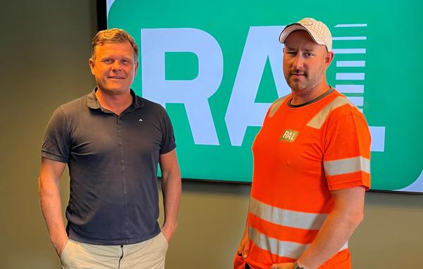 Daglig Leder i Ra1 Gruppen Geir Nilsen (til venstre) ønsker Ole Martin Høidal velkommen som daglig leder i nyetablerte Ra1 Bane. Foto: Ra1 Gruppen