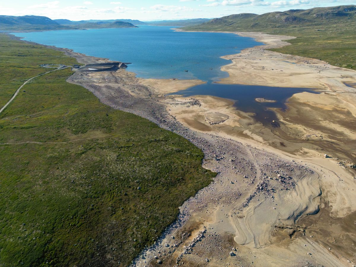 Lav vannstand i Mårvatn i slutten av juni. Sørenden er nesten helt tørrlagt der hvor det er demmet opp, før vannet renner videre ut i Kalhovdfjorden. De er del av flere regulerte vann sør på Hardangervidda i Telemark. Foto: Ørn E. Borgen / NTB