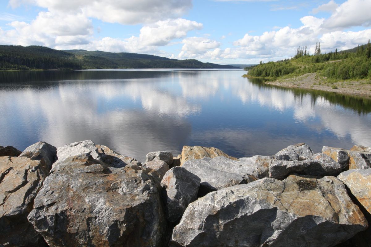 Fyllingsgraden i vannmagasinene er på vei opp, men er fortsatt langt under normalen i Sør-Norge. Dette bildet viser Dokkfløyvatnet i Oppland fylke. Foto: Bjørn Sigurdsøn / NTB