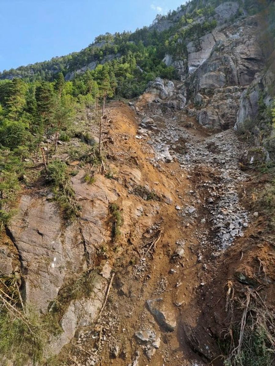 Statens vegvesen er ferdig med arbeidet med å sprenge ned stein fra fjellsiden over riksvei 13 i Hardanger. Foto: Steinar Hustoft, Statens vegvesen / NTB