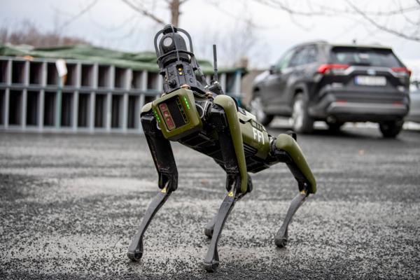 Forsvarets forskningsinstitutt i Narvik presentere robothunden Freke under bransjedagen i mars i år. Ny teknologi og digitalisering vil prege verden framover, men det er viktig at folk får innsikt og tillit til ny teknologi, understreker australske forskere. Foto: Annika Byrde / NTB