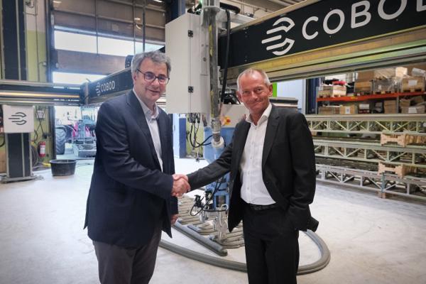 Gonzalo Galindo i Cemex (til venstre) og Henrik-Lund Nielsen i Cobod signerte avtalen mellom de to selskapene. Foto: Cobod